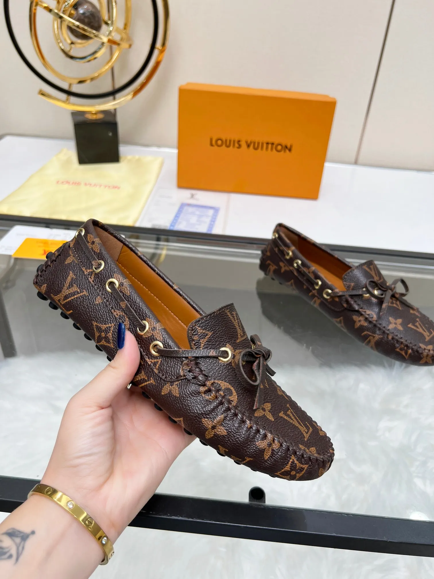👟👟Ex-factory price 420👟👟 Lvui...Vuitt* on/】...Top purchasing agent, high version, counter 2023 spring, summer and autumn new color beanie shoes, imported fabrics, buckle bows, classic popular shoes. Lining: Sheepskin lining Color: Presbyopia Xingli Women's model: 35-42 standard size.